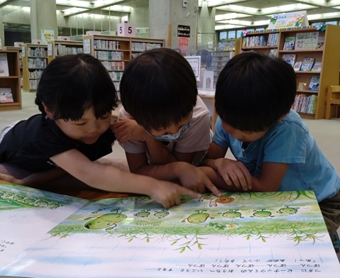 子供たちが読書に親しめる環境づくりを支援しています。