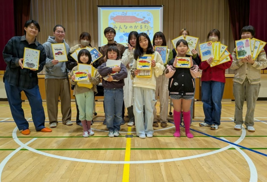 区内小学生のかるたづくり体験に活用されました (24年3月～25年2月末ご利用に対する寄付より）