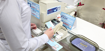 請將WAON卡在結帳處的讀取機上靠卡。